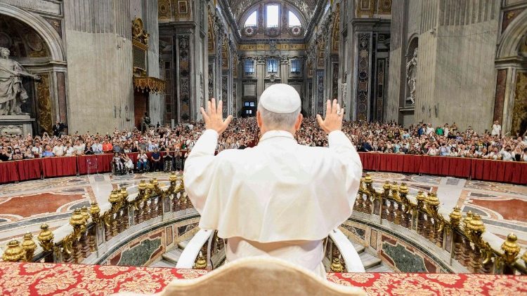 Il Papa, udienza in Aula, "ci proteggiamo dal caldo estremo"