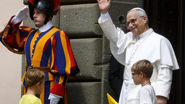 Папа Лев XIV на площади Свободы (Кастель Гандольфо, 15 августа 2025 г.)