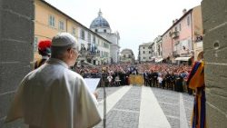 Il Papa cita Dante, non perdersi nella selva oscura del male