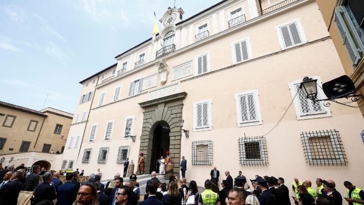 Паломники у Папской резиденции на площади Свободы в Кастель Гандольфо (15 августа 2025 г.)