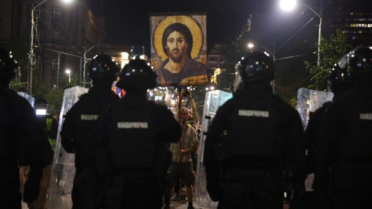 Demonstranten halten bei einer Demo in der serbischen Hauptstadt Belgrad ein Christusbild in die Höhe