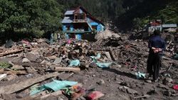 വെള്ളപ്പൊക്കത്തിൽ നശിച്ച വീടുകൾ 