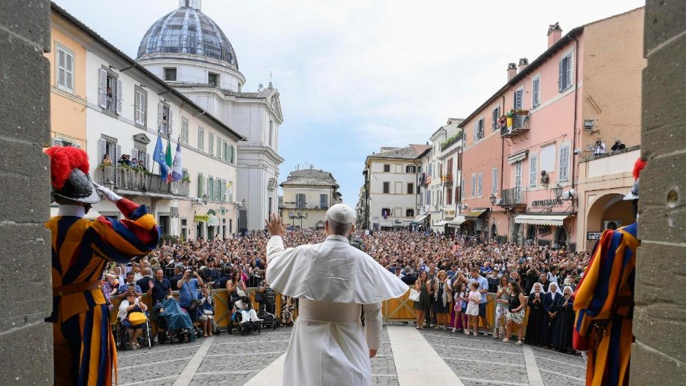 Papa Leoni XIV gjatë lutjes së Engjëllit të kësaj të diele në Castel Gandolfo
