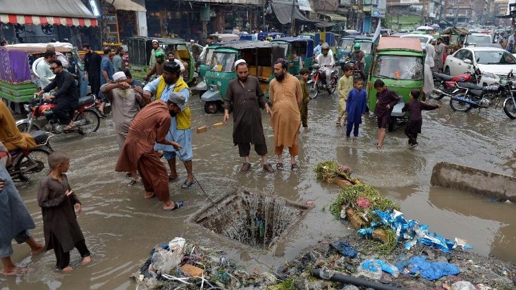 पाकिस्तान में बाढ़ के कारण जनजीवन पर प्रभाव