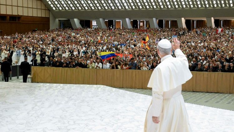 आमदर्शन समारोह में लोगों का अभिवादन करते संत पापा लियो 14वें