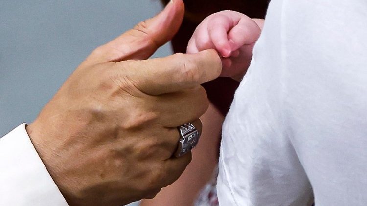 Papa Leo XIV anaawaalika waamini pamoja na watu wote wenye mapenzi mema kusimama kwa muda, ili kusali pamoja naye kuwaombea watoto wenye magonjwa yasiyotibika. 