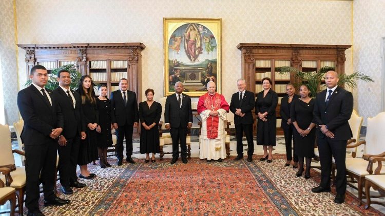 ലിയോ പതിനാലാമൻ പാപ്പായും സേഷെൽസ് പ്രസിഡന്റ് വാവേൽ രാംകലവാനും