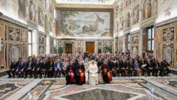 Leó pápa az alapító Schönborn bíborossal és a hálózat 150 résztvevőjével 