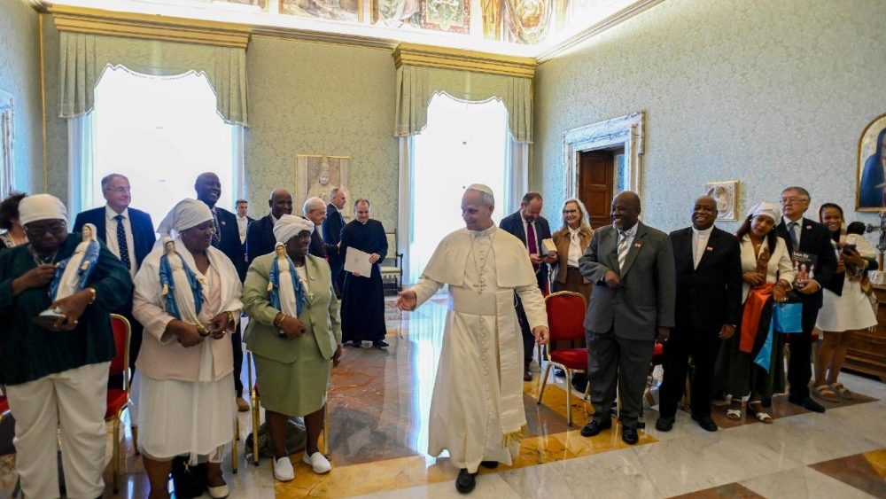 Në audiencë te Papa një delegacion i "Chagos Refugees Group" (@Vatican Media)
