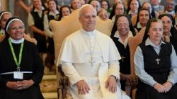 Leó pápa négy női szerzetesrend nagykáptalanjának résztvevőivel a Vatikánban