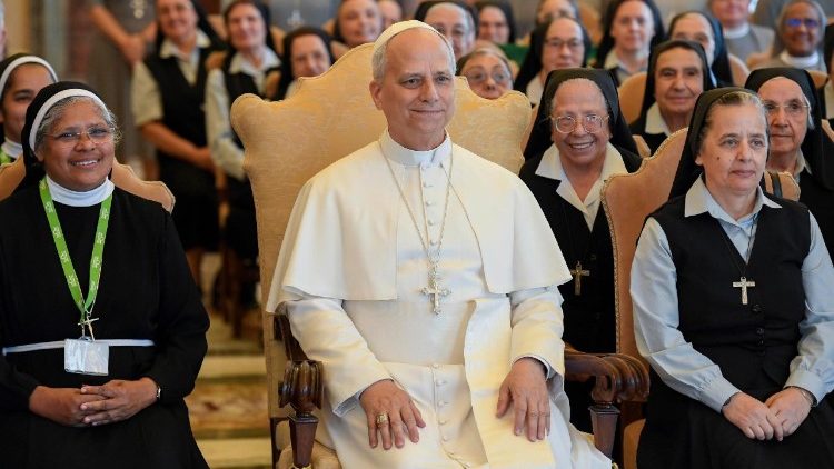 Leó pápa négy női szerzetesrend nagykáptalanjának résztvevőivel a Vatikánban