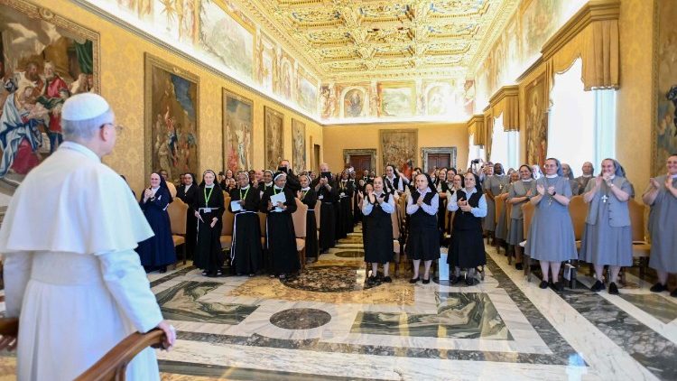 Leó pápa fogadja a szerzetesnők nagykáptalanjának résztvevőit