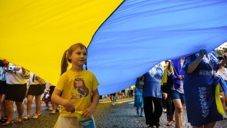 உக்ரைன் சுதந்திர தின விழாக் கொண்டாட்டத்தில் மக்கள்