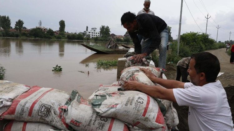 Water level rises in River Jhelum in Srinagar