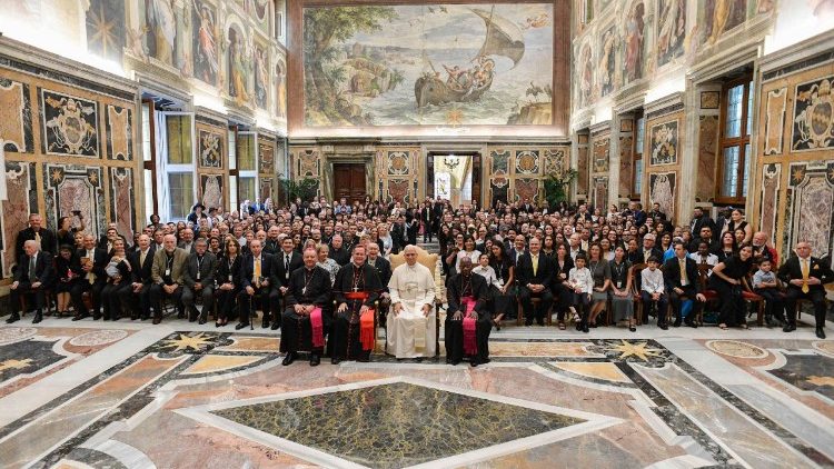 Il Papa, evangelizzare nel nome dei santi