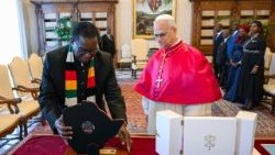 البابا لاوُن الرابع عشر يستقبل رئيس جمهورية زيمبابوي