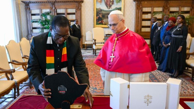 البابا لاوُن الرابع عشر يستقبل رئيس جمهورية زيمبابوي