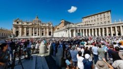 A Szent Péter téren összegyűlt hívek a pápa Úrangyala imájára