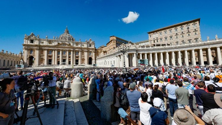 A Szent Péter téren összegyűlt hívek a pápa Úrangyala imájára