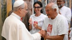 അംഗങ്ങളെ പാപ്പാ സ്വീകരിക്കുന്നു 