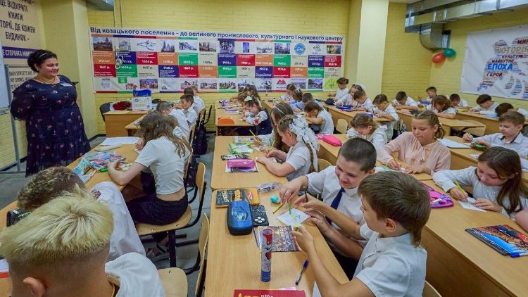 Bambini ucraini iniziano l'anno scolastico in una scuola sotterranea 