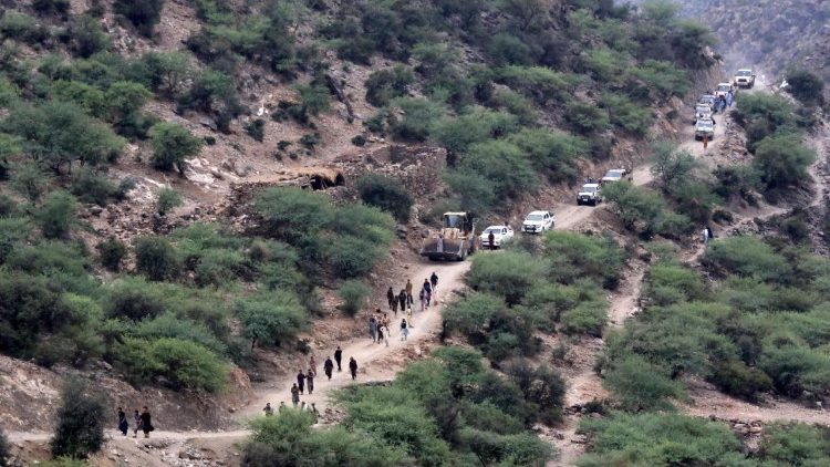 地震被害の深刻な地域への到達を試みるレスキュー隊の車列　2025年9月1日　アフガニスタン・クナール州