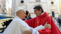 Az ágostonrendi elöljáró köszönti Leó pápát 