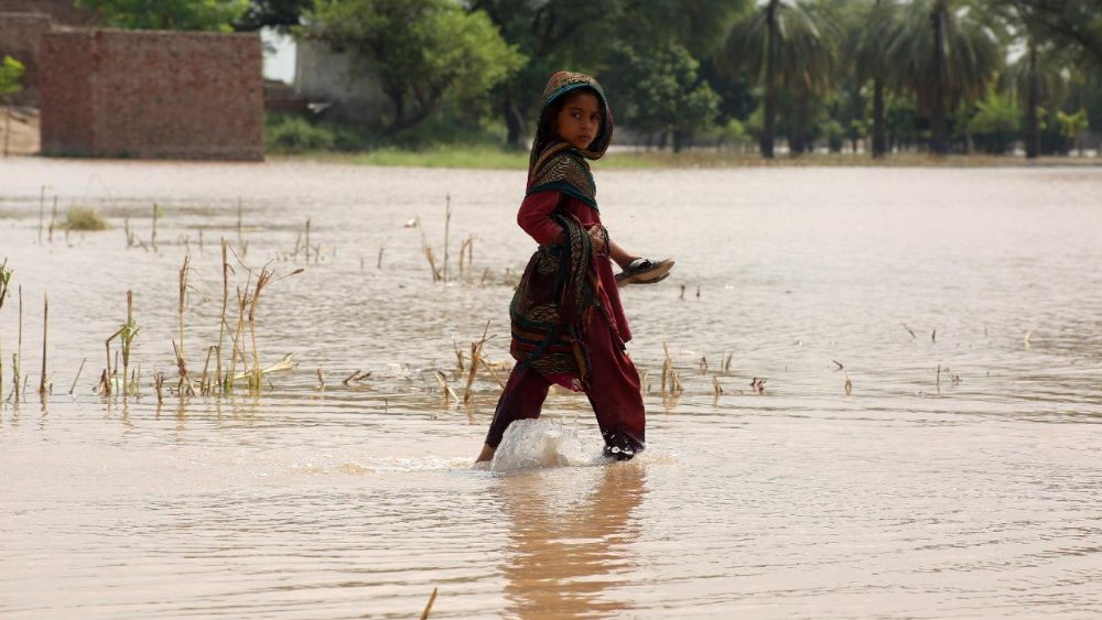 Pessoas atravessam uma área inundada após a elevação das águas do Rio Sutlej, no distrito de Multan, província de Punjab, Paquistão, em 1º de setembro de 2025. Pelo menos 33 pessoas morreram e mais de 1,4 milhão foram afetadas no Paquistão.