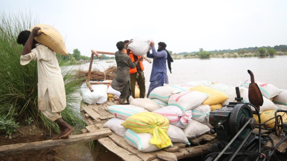 Pessoas recuperam seus pertences e bens enquanto se deslocam para áreas mais altas após a elevação das águas da enchente no rio Chenab, no distrito de Multan, província de Punjab, Paquistão, em 2 de setembro de 2025. Pelo menos 33 pessoas morreram e mais de 1,4 milhão foram afetadas no Paquistão.