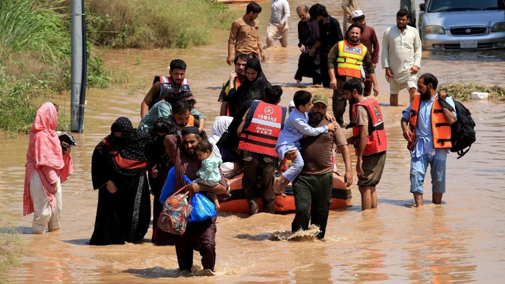 Equipes do Rescue 1122 evacuam pessoas de áreas inundadas nos arredores de Peshawar, na província de Khyber Pakhtunkhwa (KPK), Paquistão, em 2 de setembro de 2025. De acordo com a Autoridade Nacional de Gestão de Desastres (NDMA) do Paquistão, pelo menos 488 pessoas morreram e outras 359 ficaram feridas devido às chuvas de monção na província de Khyber Pakhtunkhwa desde 26 de junho. EPA/BILAWAL ARBAB