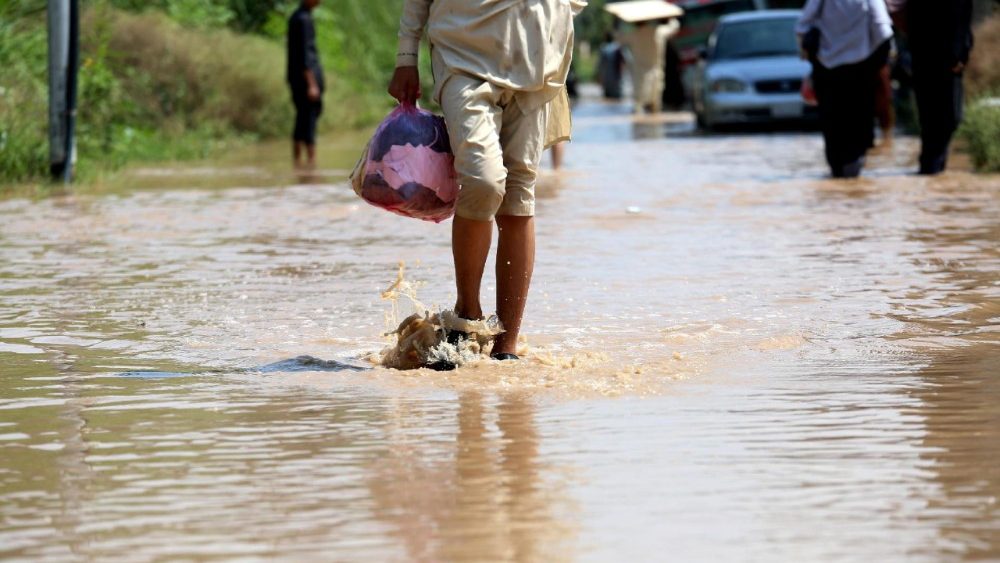 Um homem caminha por uma rua alagada após fortes chuvas de monção nos arredores de Peshawar, na província de Khyber Pakhtunkhwa (KPK), Paquistão, em 2 de setembro de 2025. De acordo com a Autoridade Nacional de Gestão de Desastres (NDMA) do Paquistão, pelo menos 488 pessoas morreram e outras 359 ficaram feridas devido às chuvas de monção na província de Khyber Pakhtunkhwa desde 26 de junho. EPA/ARSHAD ARBAB