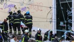 അപകടസ്ഥലത്ത് രക്ഷാപ്രവർത്തനം നടത്തുന്നു 