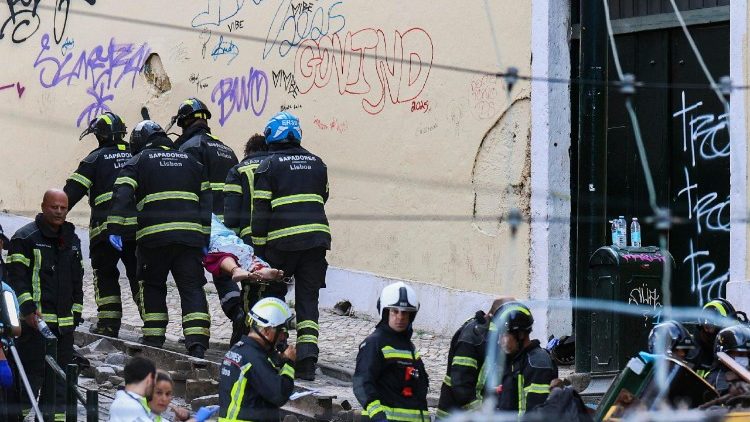 അപകടസ്ഥലത്ത് രക്ഷാപ്രവർത്തനം നടത്തുന്നു 