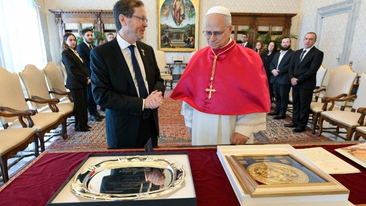 Pāvests tiekas ar Izraēlas prezidentu Īzaku Hercogu