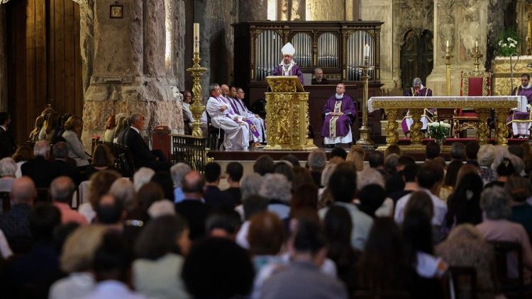 Gyászmise a lisszaboni Szent Domonkos templomban a baleset másnapján     