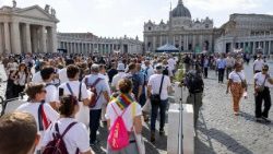 तार्थयात्रियों की कतार सन्त पेत्रुस महागिरजाघर के पवित्र द्वार की ओर 