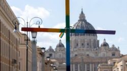 ജൂബിലി തീർത്ഥാടനം- വിശുദ്ധ പത്രോസിൻറെ ബസിലിക്കയുടെ വിശുദ്ധ വാതിലിലേക്ക് കുരിശുമായി