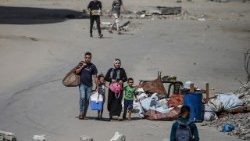 Palestinians flee prior to Israeli air strike in Gaza City