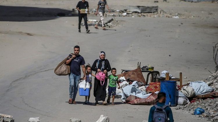 Palestinians flee prior to Israeli air strike in Gaza City