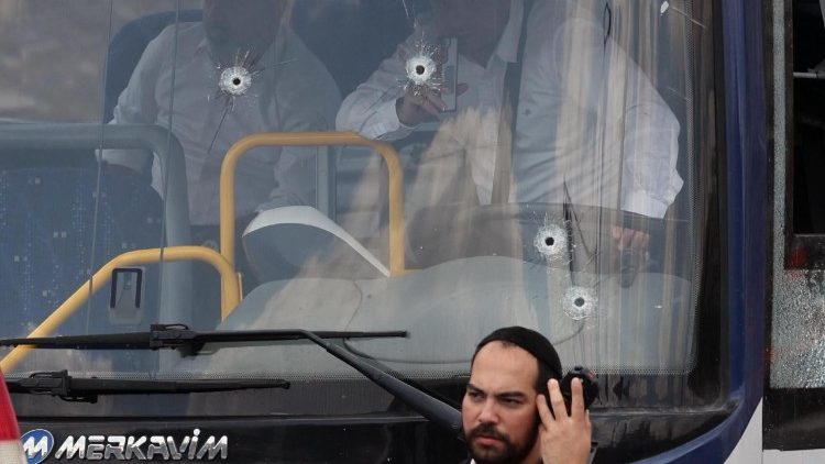 Ônibus alvejado em um cruzamento no norte de Jerusalém