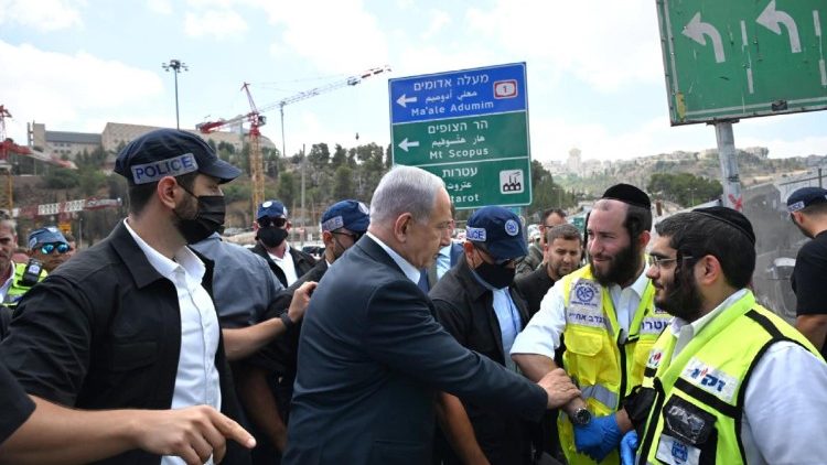 Il premier israeliano Netanyahu sul luogo dell'attentato a Gerusalemme