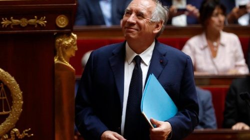 Francia, cade il governo-lampo di François Bayrou