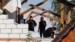 La policía y el ejército polacos inspeccionan una casa en el pueblo de Wyriky-Wola, donde cayó uno de los drones 