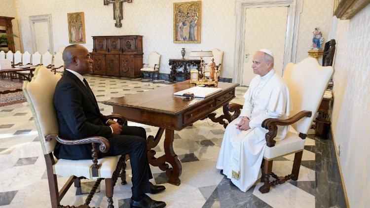 दोमिनिका राष्ट्रमंडल के प्रधानमंत्री रूजवेल्ट स्केरिट और संत पापा लियो 14वें