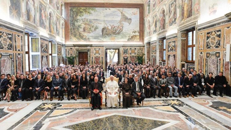 ലിയൊ പതിനാലാമൻ പാപ്പാ മൂന്നാം മാനവസാഹോദര്യ സമ്മേളനത്തിൽ പങ്കെടുത്തവരുമൊത്ത് വത്തിക്കാനിൽ, 12/09/25