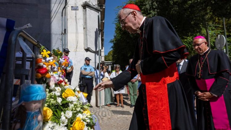 Státní sekretář  kardinál Pietro Parolin (vlevo) a portugalský biskup Rui Manuel Sousa Valerio (vpravo) uctívají památku obětí nehody lanovky  v Lisabonu