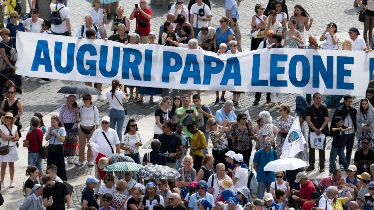 Ticīgie sveic pāvestu 