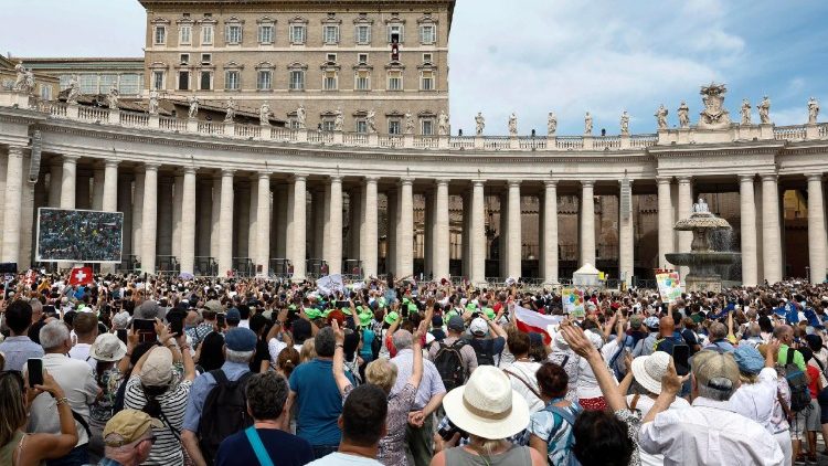 Maldininkai Vidudienio maldos susitikime Šv. Petro aikštėje rugsėjo 14 d.