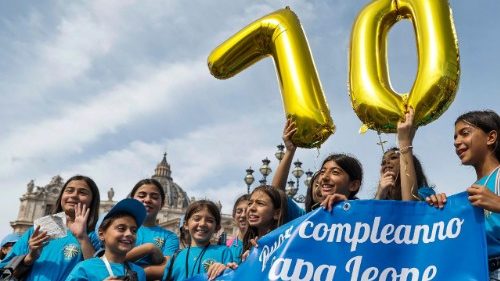 Papst begeht 70. Geburtstag und würdigt 60 Jahre Bischofssynode