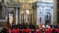 Együtt imádkoznak a különböző keresztény felekezetek vezetői és hívei    